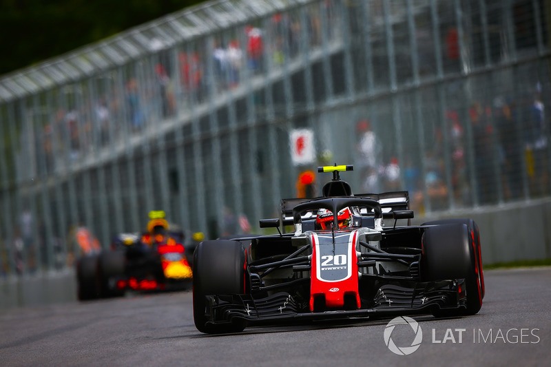 Kevin Magnussen, Haas F1 Team VF-18, devant Max Verstappen, Red Bull Racing RB14