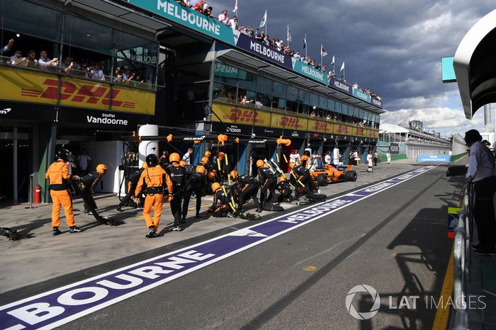 Fernando Alonso, McLaren MCL33 pit stop