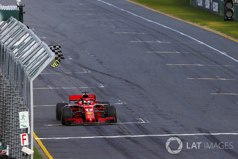 Yarış galibi Sebastian Vettel, Ferrari SF71H, Parc Ferme ve Lewis Hamilton, Mercedes AMG F1 W09