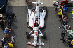 El ganador de la carrera Will Power, el equipo Penske Chevrolet entra en el círculo de la victoria