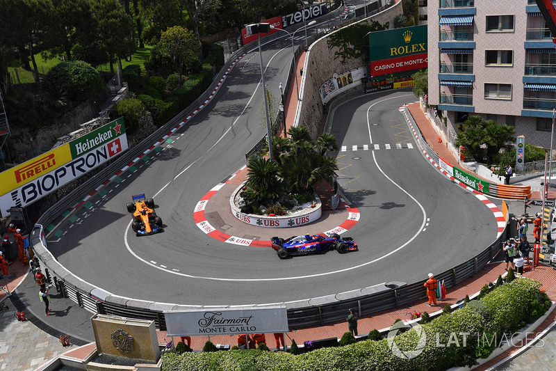 Pierre Gasly, Scuderia Toro Rosso STR13 e Stoffel Vandoorne, McLaren MCL33