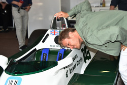 Нико Росберг осматривает Williams FW08 своего отца Кеке Росберга