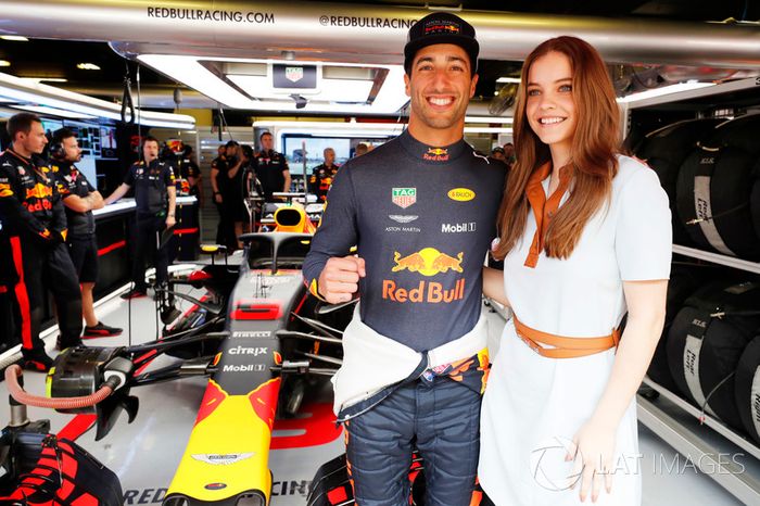 Daniel Ricciardo, Red Bull Racing, con la modelo Barbara Palvin en el garaje Red Bull