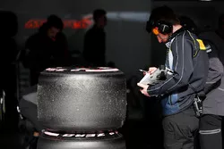 Un technicien Pirelli