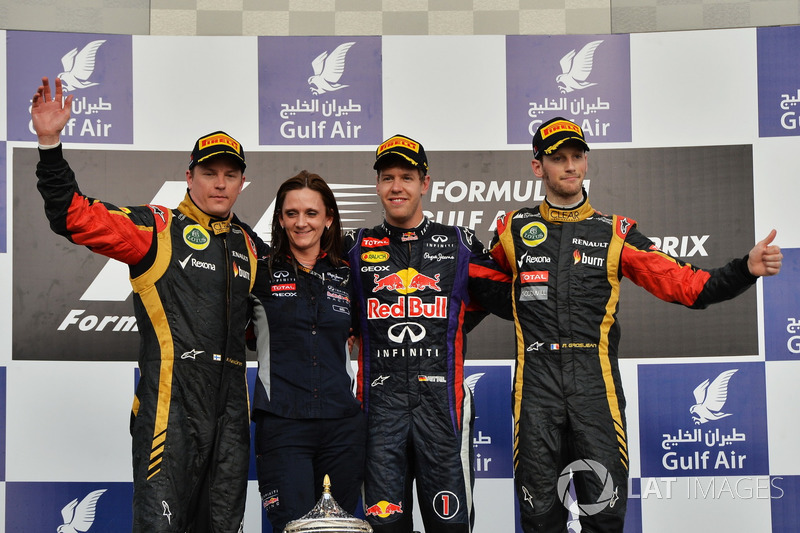 Podio: il secondo classificato Kimi Raikkonen, Lotus F1 Team, Gill Jones, Capo degli elettronici in pista Red Bull Racing, il vincitore della gara Sebastian Vettel, Red Bull Racing, il terzo classificato Romain Grosjean, Lotus F1 Team