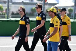 Carlos Sainz Jr., Renault Sport F1 Team walks the track