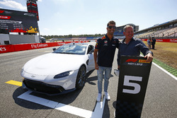 Daniel Ricciardo, Red Bull Racing, ve Martin Brundle, Pirelli Hot laps Aston Martin DB11