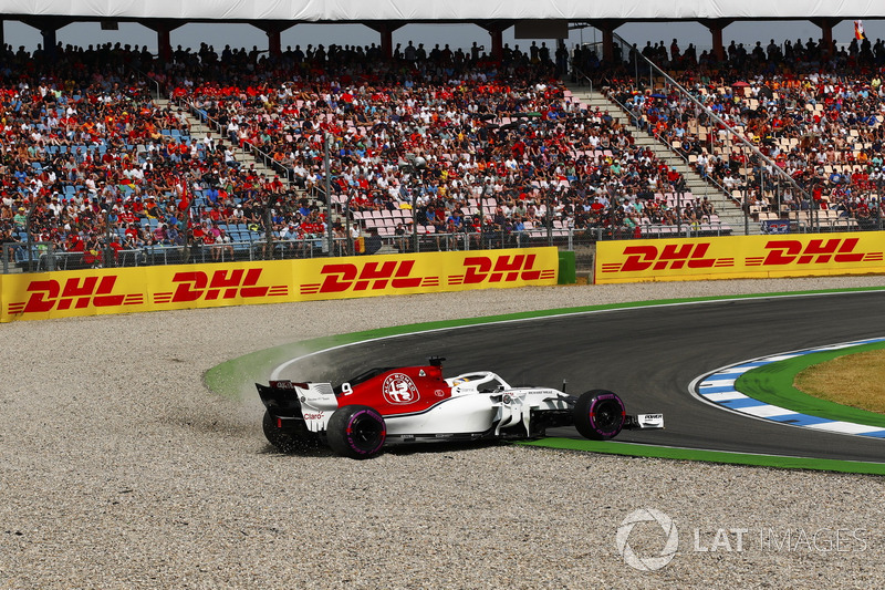 Marcus Ericsson, Sauber C37, en la gravilla durante la clasificación