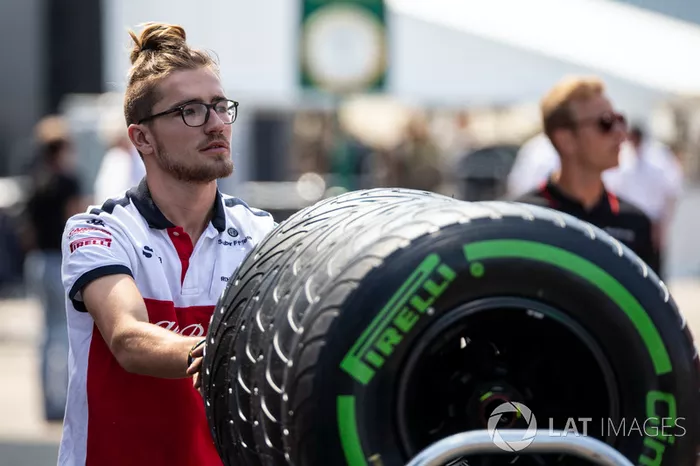 Mecánico de Sauber y neumáticos Pirelli
