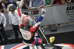 Yarış galibi Rob Huff, Sébastien Loeb Racing Volkswagen Golf GTI TCR