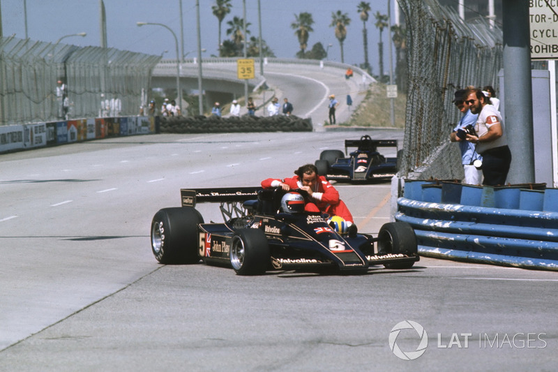 Long Beach 1977: Gunnar Nilsson (Lotus) menumpang Mario Andretti (Lotus)