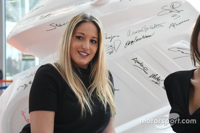 Las chicas en el Salón del Automóvil de Bolonia 2017