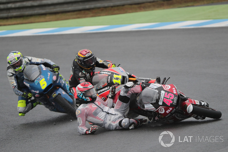 Accidente de Tetsuta Nagashima, SAG Racing Team delante de Sandro Cortese, Dynavolt Intact GP