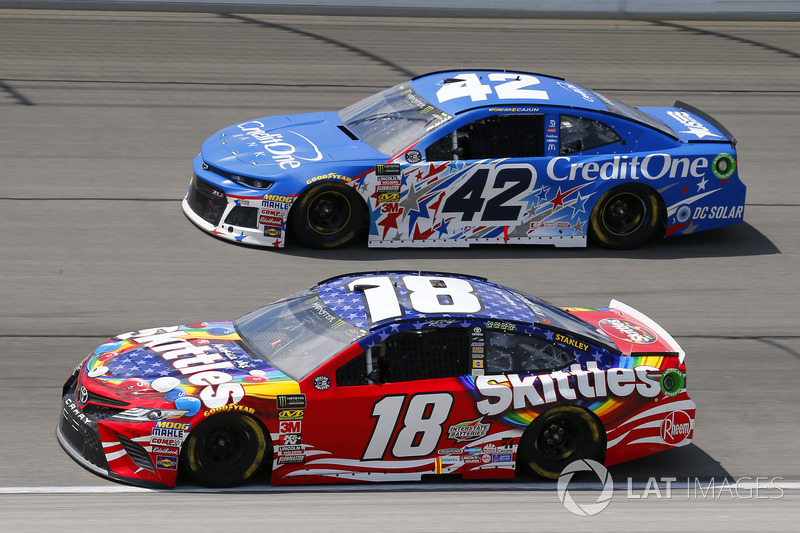 Kyle Busch, Joe Gibbs Racing, Toyota Camry Skittles Red White & Blue and Kyle Larson, Chip Ganassi Racing, Chevrolet Camaro Credit One Bank
