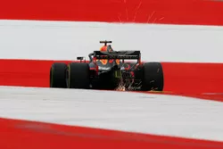 Daniel Ricciardo, Red Bull Racing RB14 fait des étincelles