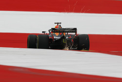 Daniel Ricciardo, Red Bull Racing RB14, solleva scintille