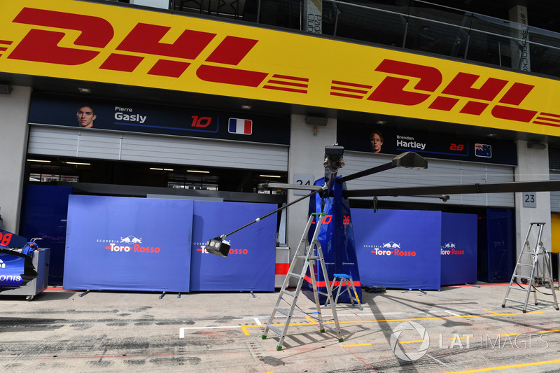 Paravento davanti al box della Scuderia Toro Rosso
