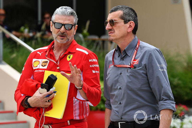 Руководитель Ferrari Маурицио Арривабене и глава Haas F1 Team Гюнтер Штайнер