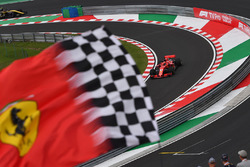 Sebastian Vettel, Ferrari SF71H e una bandiera Ferrari