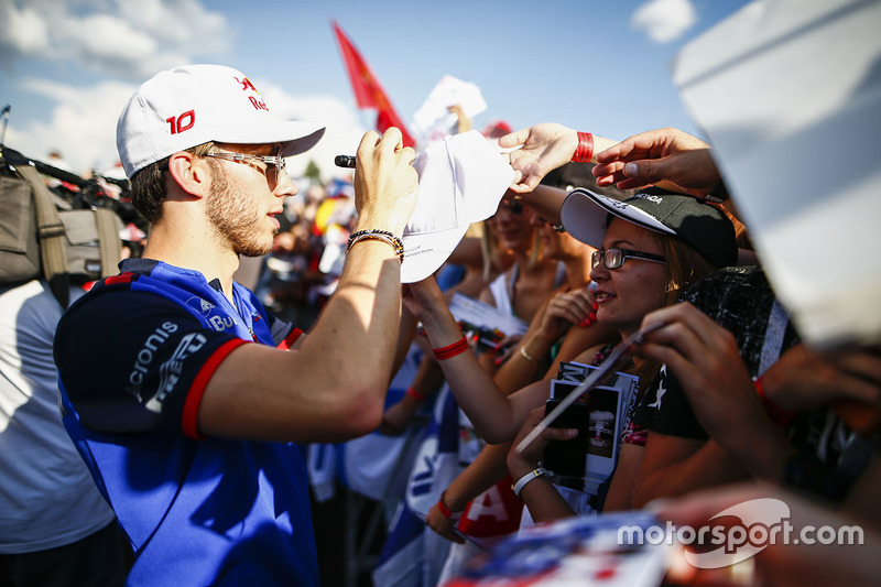 Pierre Gasly, Toro Rosso STR13 con fans