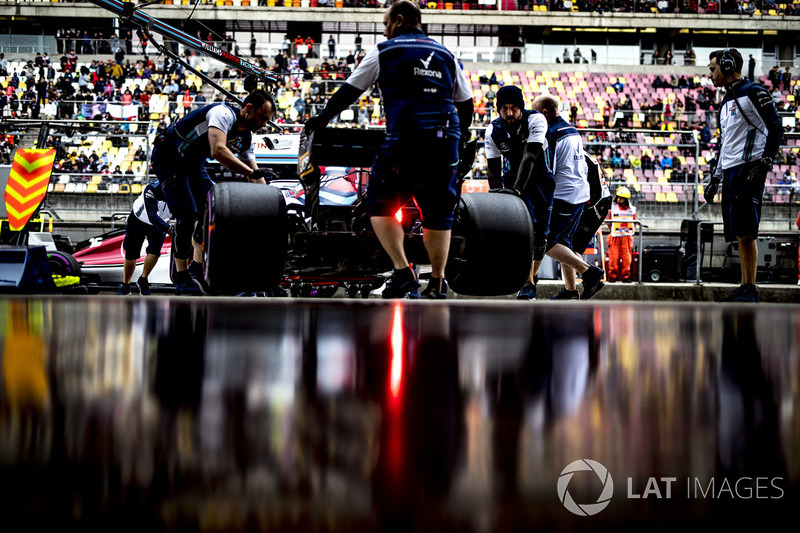 Sergey Sirotkin, Williams FW41 Mercedes, is returned to the garage