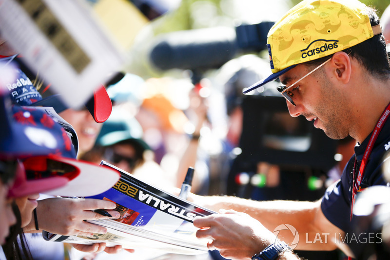 Daniel Ricciardo, Red Bull Racing, dá autógrafo para fãs