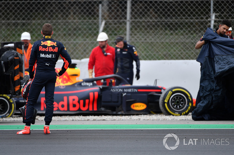 Max Verstappen, Red Bull Racing RB14 pasa por la grava