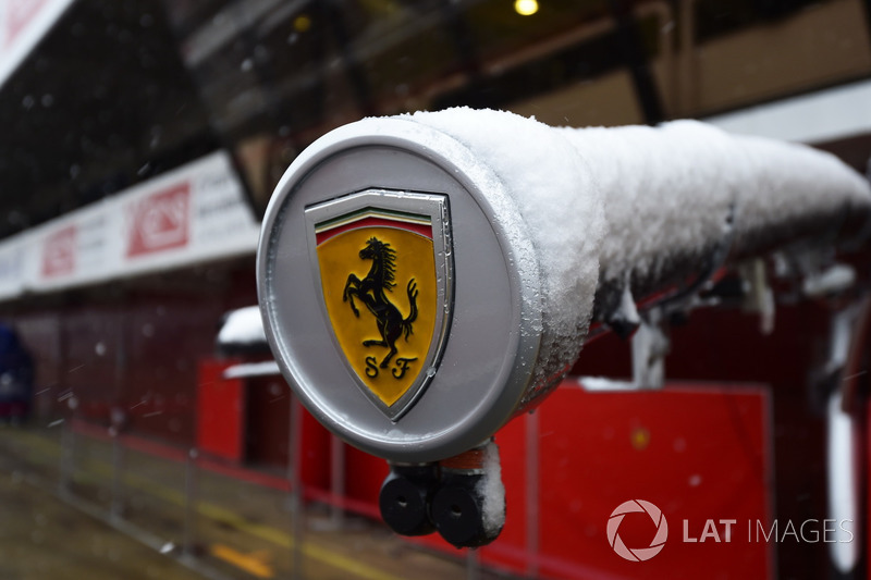 Эмблема Ferrari на заснеженной штанге