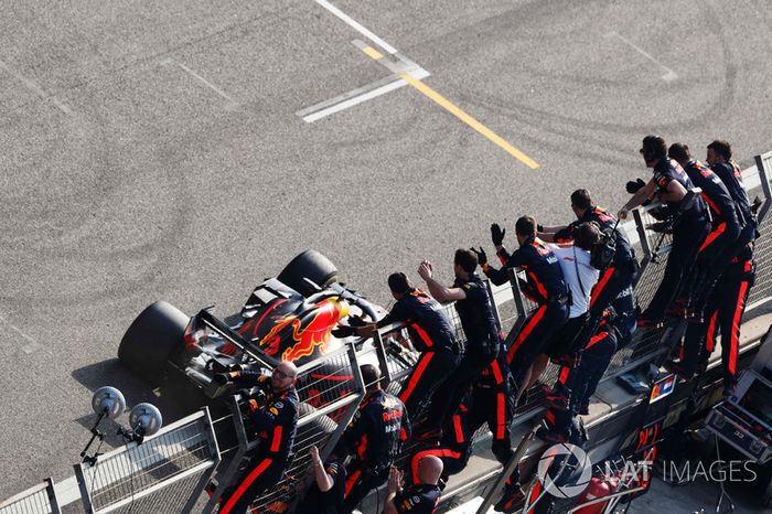 El ganador de la carrera Daniel Ricciardo, Red Bull Racing RB14 Tag Heuer, saluda a los miembros de su equipo en la línea de meta