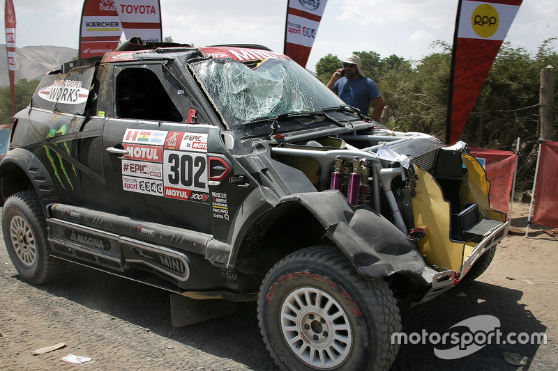 #302 X-Raid Team MINI: Nani Roma, Alex Haro terminent la spéciale avec une voiture endommagée