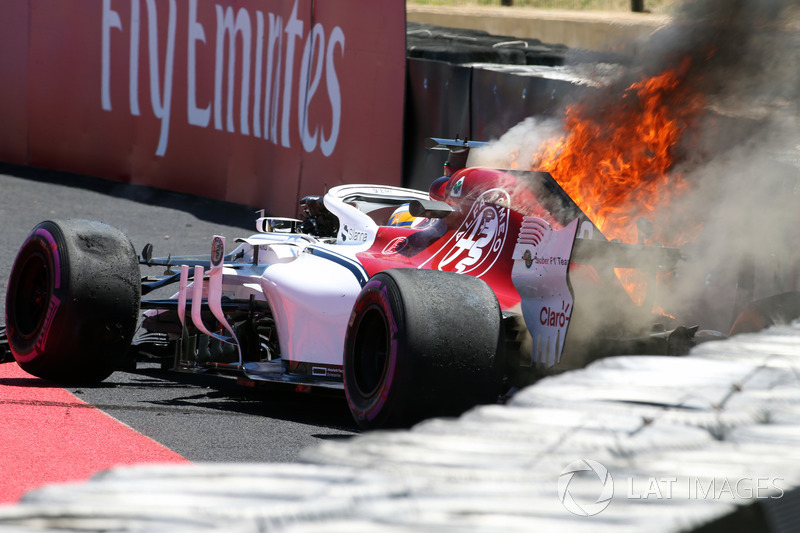 Marcus Ericsson, Sauber C37 crashes in FP1 and catches fire