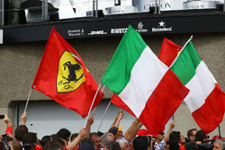 Ferrari en Italiaanse vlaggen aan het podium