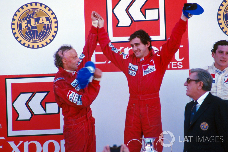 Podio: ganador de la carrer Alain Prost, segundo lugar Niki Lauda, tercer lugar Ayrton Senna