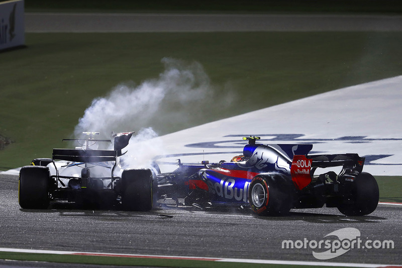 Carlos Sainz Jr., Scuderia Toro Rosso STR12, choca con Lance Stroll, Williams FW40