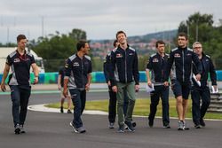 Daniil Kvyat, Scuderia Toro Rosso STR12 camina en la pista