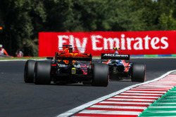 Stoffel Vandoorne, McLaren MCL32 et Daniel Ricciardo, Red Bull Racing RB13