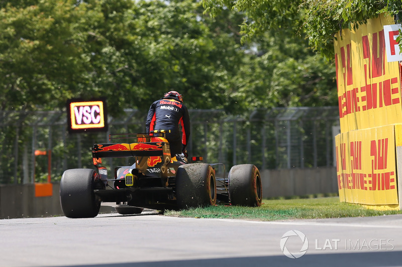 Max Verstappen, Red Bull Racing RB13 retires from the race