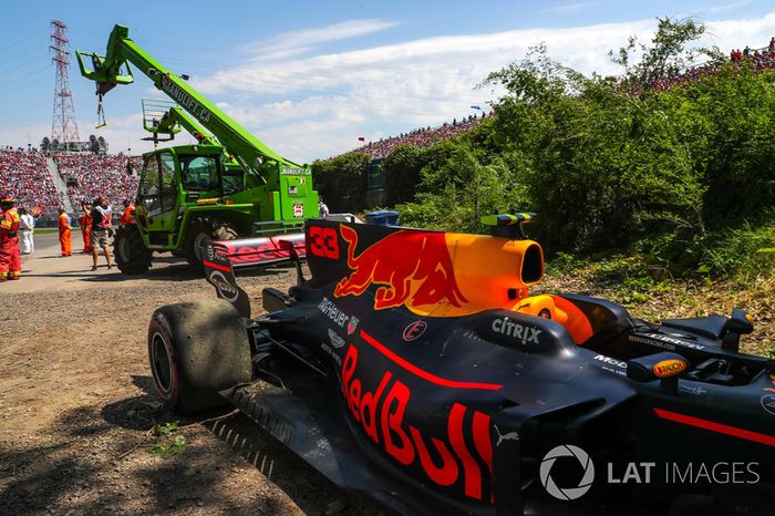 El coche de Max Verstappen, Red Bull Racing RB13 es retirado