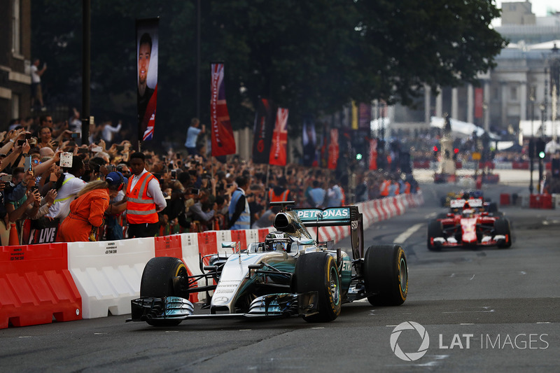 Valtteri Bottas, Mercedes AMG F1 W08, Sebastian Vettel, Ferrari SF70H