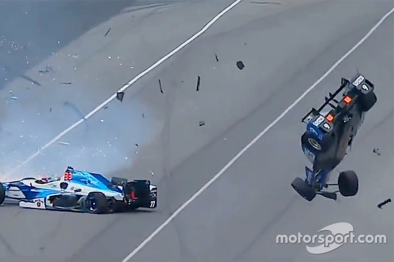 Жахлива аварія Скотта Діксона, Chip Ganassi Racing Honda, та Джея Ховарда, Schmidt Peterson Motorsports Honda