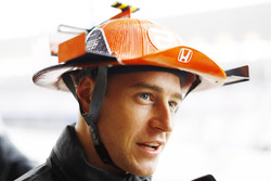 Stoffel Vandoorne, McLaren, with a hat based on his car design