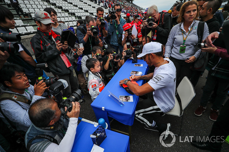 Lewis Hamilton, Mercedes AMG F1 signs autographs for the fans
