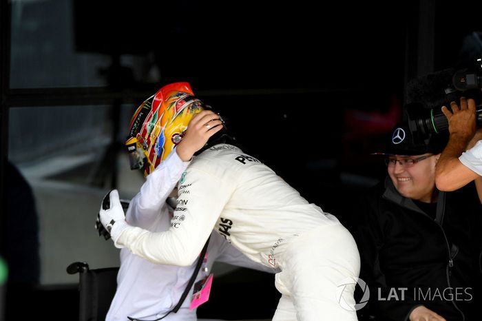 Ganador de la carrera Lewis Hamilton, Mercedes AMG F1 celebra en parc ferme con Billy Monger