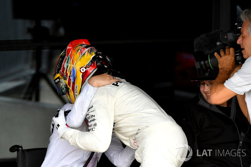 Ganador de la carrera Lewis Hamilton, Mercedes AMG F1 celebra en parc ferme con Billy Monger