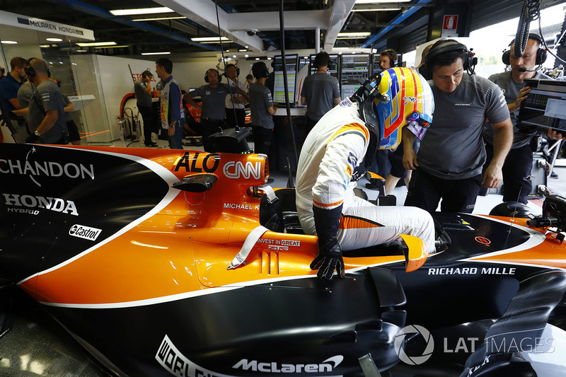 Fernando Alonso, McLaren MCL32, se mete en su coche