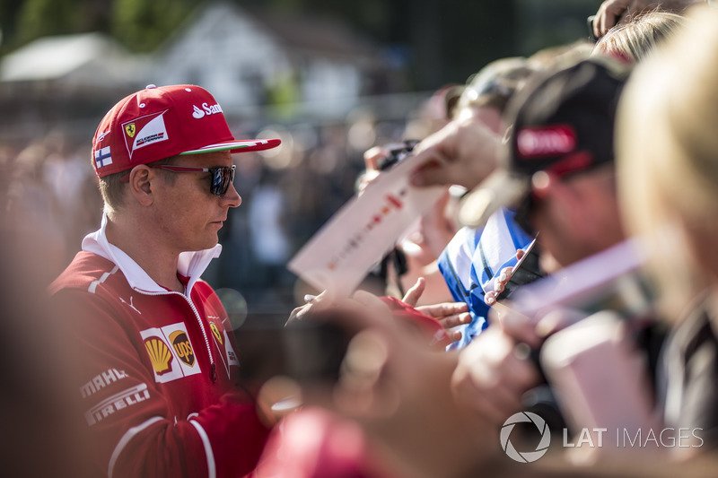 Kimi Raikkonen, Ferrari signs autographs for the fans