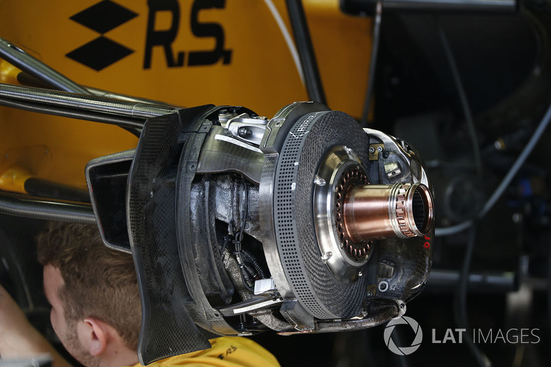 Renault Sport F1 Team RS17 detalle frontal de cubo de rueda y freno