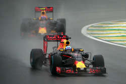 Даниэль Риккардо, Red Bull Racing RB12, и Макс Ферстаппен, Red Bull Racing RB12