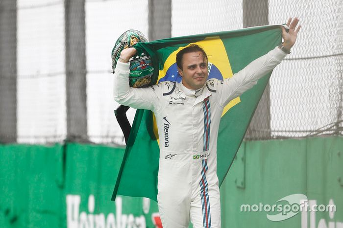 Felipe Massa, Williams, camina con llanto en los ojos y la bandera de Brasil