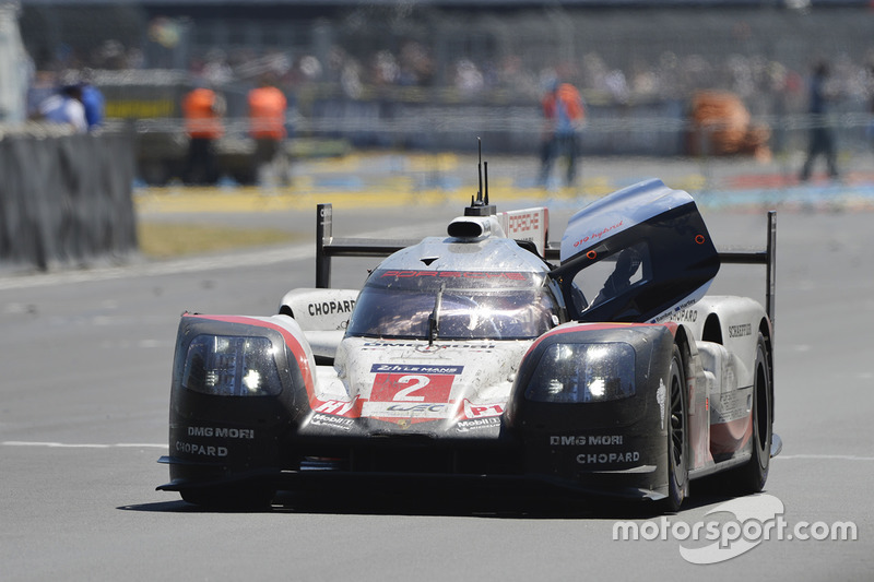 #2 Porsche Team Porsche 919 Hybrid: Timo Bernhard, Earl Bamber, Brendon Hartley après la victoire